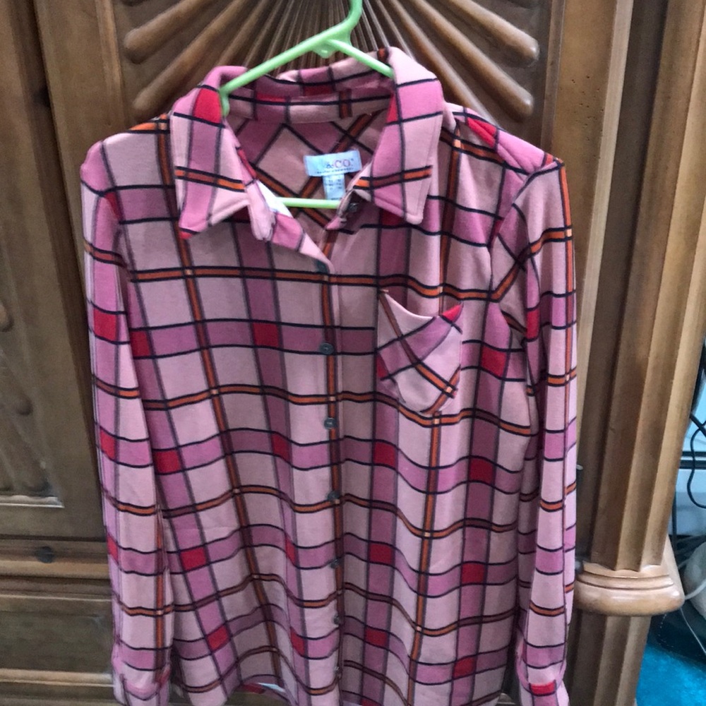 Denim and co. Size small. Front pocket and side pockets. Polyester and spandex